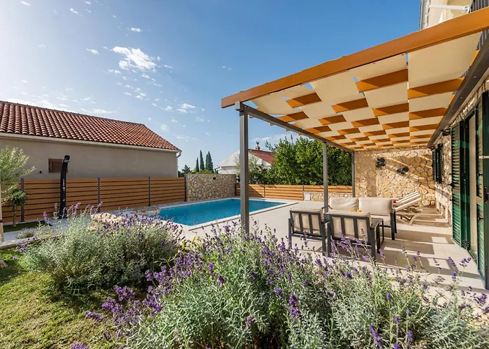 Dalmor House Villa *