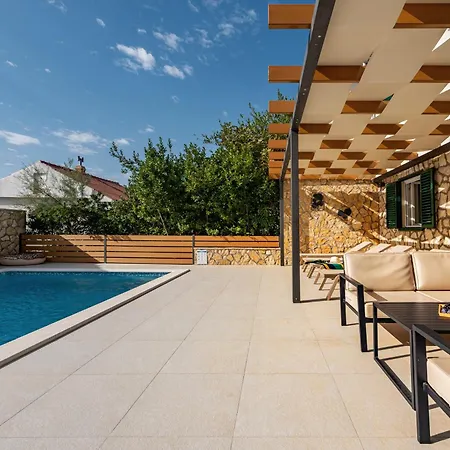 Dalmor House Вилла *